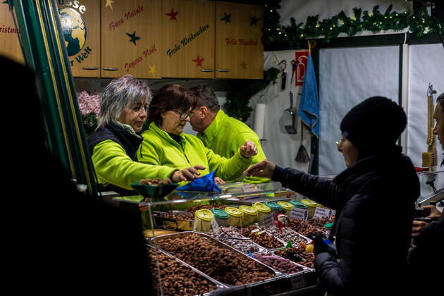 Nach zweijähriger Unterbrechung startete unter grossem Andrang am 22. November 2022 der Leipziger Weihnachtsmarkt. Mit Preisen von mehr als 4,50€ ist der Gluehwein deutlich teurer als vor zwei Jahren. Die Menschen stört es nicht.