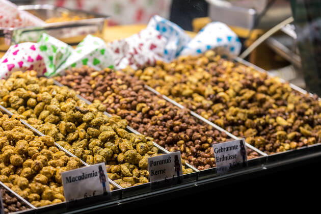 Nach zweijähriger Unterbrechung startete unter grossem Andrang am 22. November 2022 der Leipziger Weihnachtsmarkt. Mit Preisen von mehr als 4,50€ ist der Gluehwein deutlich teurer als vor zwei Jahren. Die Menschen stört es nicht.