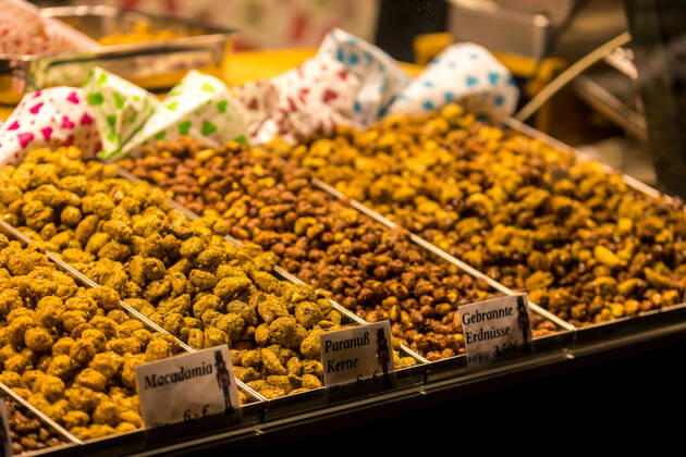 Nach zweijähriger Unterbrechung startete unter grossem Andrang am 22. November 2022 der Leipziger Weihnachtsmarkt. Mit Preisen von mehr als 4,50€ ist der Gluehwein deutlich teurer als vor zwei Jahren. Die Menschen stört es nicht.