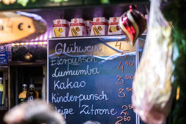 Nach zweijähriger Unterbrechung startete unter grossem Andrang am 22. November 2022 der Leipziger Weihnachtsmarkt. Mit Preisen von mehr als 4,50€ ist der Gluehwein deutlich teurer als vor zwei Jahren. Die Menschen stört es nicht.