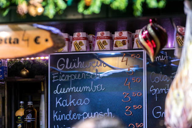 Nach zweijähriger Unterbrechung startete unter grossem Andrang am 22. November 2022 der Leipziger Weihnachtsmarkt. Mit Preisen von mehr als 4,50€ ist der Gluehwein deutlich teurer als vor zwei Jahren. Die Menschen stört es nicht.