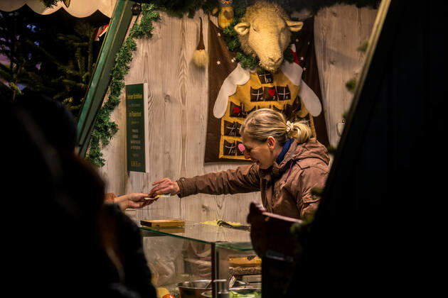 Nach zweijähriger Unterbrechung startete unter grossem Andrang am 22. November 2022 der Leipziger Weihnachtsmarkt. Mit Preisen von mehr als 4,50€ ist der Gluehwein deutlich teurer als vor zwei Jahren. Die Menschen stört es nicht.