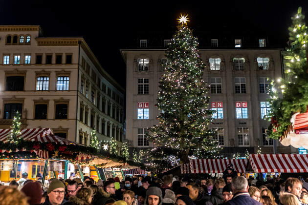 Nach zweijähriger Unterbrechung startete unter grossem Andrang am 22. November 2022 der Leipziger Weihnachtsmarkt. Mit Preisen von mehr als 4,50€ ist der Gluehwein deutlich teurer als vor zwei Jahren. Die Menschen stört es nicht.