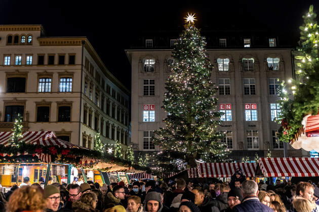 Nach zweijähriger Unterbrechung startete unter grossem Andrang am 22. November 2022 der Leipziger Weihnachtsmarkt. Mit Preisen von mehr als 4,50€ ist der Gluehwein deutlich teurer als vor zwei Jahren. Die Menschen stört es nicht.