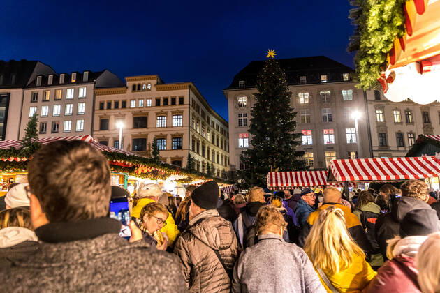 Nach zweijähriger Unterbrechung startete unter grossem Andrang am 22. November 2022 der Leipziger Weihnachtsmarkt. Mit Preisen von mehr als 4,50€ ist der Gluehwein deutlich teurer als vor zwei Jahren. Die Menschen stört es nicht.