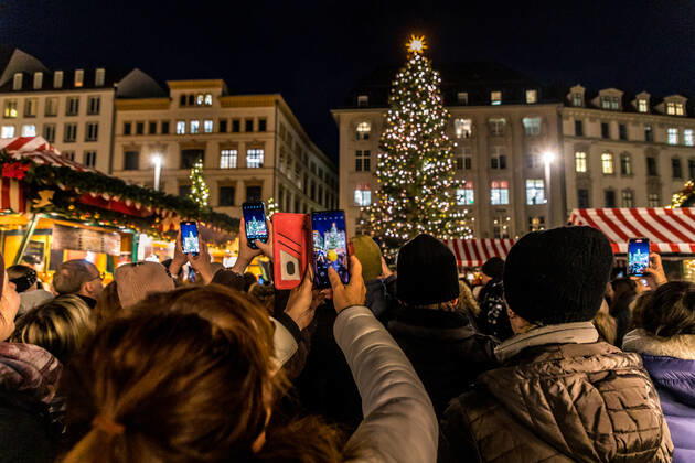 Nach zweijähriger Unterbrechung startete unter grossem Andrang am 22. November 2022 der Leipziger Weihnachtsmarkt. Mit Preisen von mehr als 4,50€ ist der Gluehwein deutlich teurer als vor zwei Jahren. Die Menschen stört es nicht.