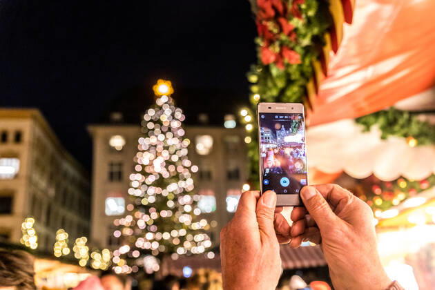Nach zweijähriger Unterbrechung startete unter grossem Andrang am 22. November 2022 der Leipziger Weihnachtsmarkt. Mit Preisen von mehr als 4,50€ ist der Gluehwein deutlich teurer als vor zwei Jahren. Die Menschen stört es nicht.