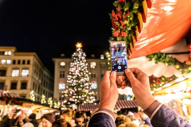 Nach zweijähriger Unterbrechung startete unter grossem Andrang am 22. November 2022 der Leipziger Weihnachtsmarkt. Mit Preisen von mehr als 4,50€ ist der Gluehwein deutlich teurer als vor zwei Jahren. Die Menschen stört es nicht.