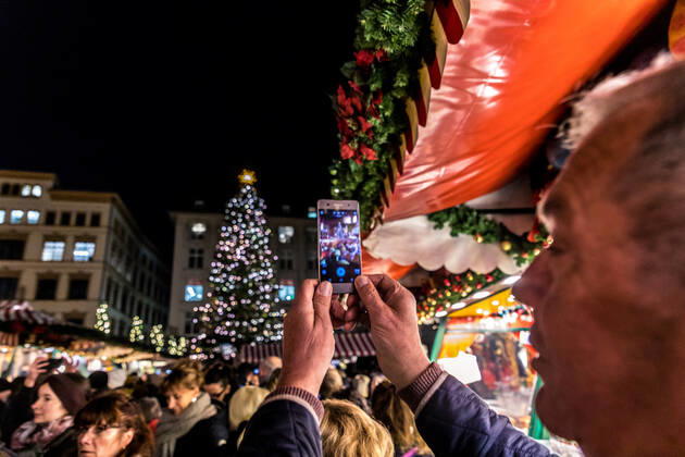 Nach zweijähriger Unterbrechung startete unter grossem Andrang am 22. November 2022 der Leipziger Weihnachtsmarkt. Mit Preisen von mehr als 4,50€ ist der Gluehwein deutlich teurer als vor zwei Jahren. Die Menschen stört es nicht.