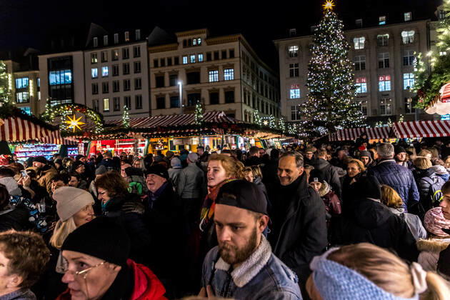 Nach zweijähriger Unterbrechung startete unter grossem Andrang am 22. November 2022 der Leipziger Weihnachtsmarkt. Mit Preisen von mehr als 4,50€ ist der Gluehwein deutlich teurer als vor zwei Jahren. Die Menschen stört es nicht.