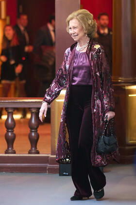 22-11-2022 Madrid Queen Sofia attend the presentation of the 37th edition of the BMW painting award and Mundo in harmony benefit concert at the royal theatre in Madrid. No Spain Â  Copyright: xPPEx