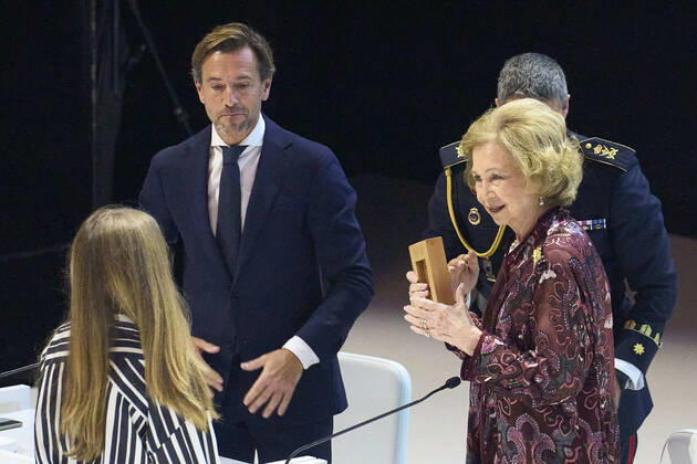 22-11-2022 Madrid Queen Sofia attend the presentation of the 37th edition of the BMW painting award and Mundo in harmony benefit concert at the royal theatre in Madrid. No Spain Â  Copyright: xPPEx