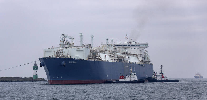 Bilder des Jahres, News 11 November News Themen der Woche KW47 LNG-Spezialschiff Neptune- Ankunft in Deutschland Das LNG-Schiff Neptune faehrt in den Hafen Mukran auf der Insel Ruegen. Das Spezialschiff legt einen Zwischenstopp auf der Fahrt zum Industriehafen Lubmin ein. Dort wird es im ersten und bisher einzigen privat finanzierten LNG-Terminal in Deutschland eingesetzt. Nach Angaben des Betreibers Deutsche ReGas kann das 283 Meter lange Schiff Flüssigerdgas zwischenspeichern, erwaermen und wieder in Gas umwandeln. MUkran Mecklenburg-Vorpommern Deutschland