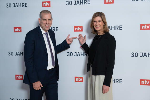 Bilder des Jahres 2022, Entertainment 11 November Entertainment Themen der Woche KW47 ntv Geschäftsführer Stephan Schmitter, ntv Chefredakteurin Sonja Schwetje Der Nachrichtensender ntv feierte am 23. November 2022 in der Berliner Bertelsmann Repräsentanz in Berlin sein 30-jähriges Bestehen Berlin Berlin GER