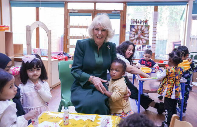 Bilder des Jahres 2022, Entertainment 11 November Entertainment Themen der Woche KW47 Entertainment Bilder des Tages . 24 11 2022. London, United Kingdom. . Camilla, Queen Consort, at Barnardo s Nursery in London where she delivered paddington bears and other cuddly toys that were left as tributes to Queen Elizabeth II.  xi-Imagesx xPoolx IIM-23956-0037