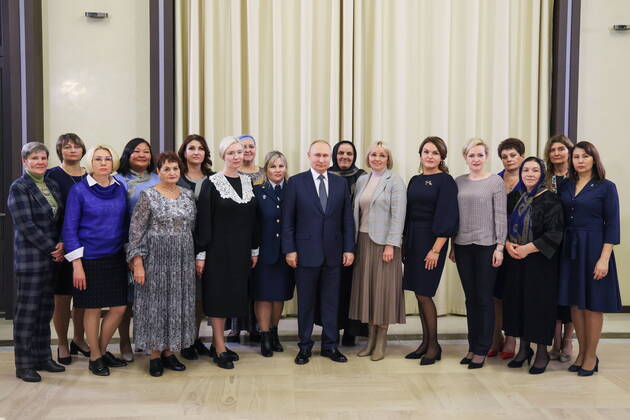 Bilder des Jahres, News 11 November News Themen der Woche KW47 RUSSIA, MOSCOW REGION - NOVEMBER 25, 2022: Russia s President Vladimir Putin poses for a group photo after a meeting at the Novo-Ogaryovo residence with mothers of servicemen taking part in the special military operation. Alexander Shcherbak TASS  56080272