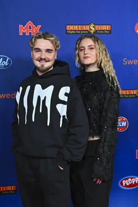 STOCKHOLM 20221125 Emil Henrohn and Stina Karlsson arrive at Friday nights final in Idol Stockholm Sweden skiing x10090x,  Copyright: xClaudioxBresciani TTx IDOL 2022 FINAL