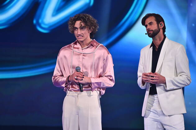 STOCKHOLM 20221125 Albin Tingwall and the presenter Pär Lernström during Friday nights final of Idol in Tele2 Arena To the right the presenter Pär Lernström Stockholm Sweden x10090x,  Copyright: xClaudioxBresciani TTx IDOL 2022 FINAL