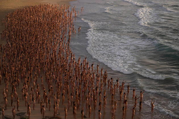 Bilder des Jahres 2022, Entertainment 11 November Entertainment Themen der Woche KW47 Entertainment Bilder des Tages SPENCER TUNICK NUDE BEACH INSTALLATION SYDNEY, Thousands of people stand nude, as part of an installation by contemporary artist Spencer Tunick, at Bondi Beach in Sydney, Saturday, November 26, 2022. Thousands of people have bared all for photographer Spencer Tunick at Sydney s Bondi Beach. The shoot aims to remind people to get checked for skin cancer. ( NO ARCHIVING, EDITORIAL USE ONLY, NO USE IN BOOKS WITHOUT CONSENT SYDNEY NSW AUSTRALIA  Copyright: xDEANxLEWINSx 20221126001735200720