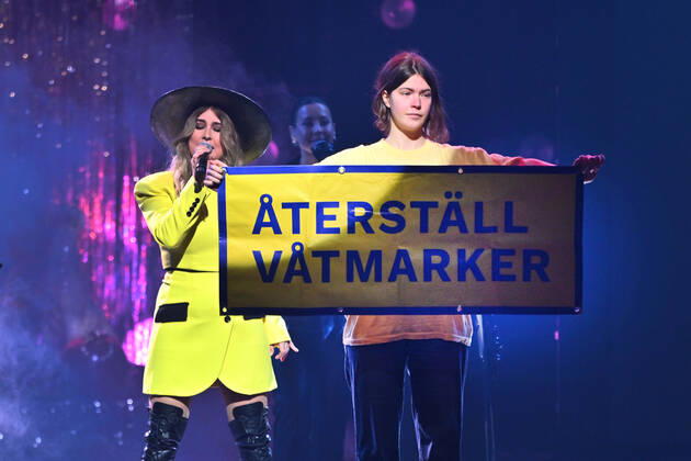 STOCKHOLM 20221125 A protest action Restore the wetlands when Miss Li performs as a guest artist during Friday nights final of Idol in Tele2 Arena Stockholm Sweden x10090x,  Copyright: xClaudioxBresciani TTx IDOL 2022 FINAL