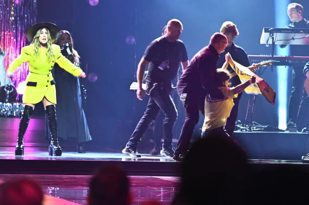 STOCKHOLM 20221125 A protest action Restore wetlands comes on stage when Miss Li performs as a guest artist during Friday nights Idol final in Tele2 Arena Stockholm Sweden x10090x,  Copyright: xClaudioxBresciani TTx IDOL 2022 FINAL