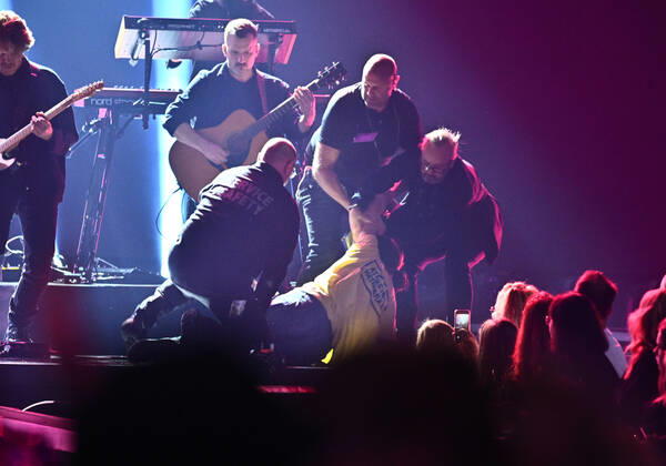 STOCKHOLM 20221125 An activist is removed from the stage during Miss Lis performance during Friday nights Idol final in Tele2 Arena Stockholm Sweden x10090x,  Copyright: xClaudioxBresciani TTx IDOL 2022 FINAL