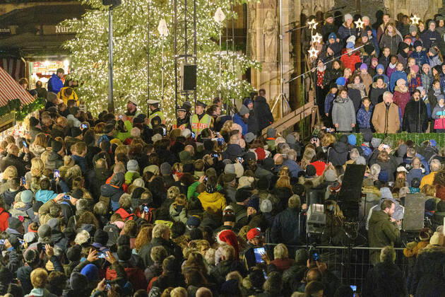 Bilder des Jahres, News 11 November News Themen der Woche KW47 News Bilder des Tages Menschenmenge bei der Eröffnung vom Nürnberger Christkindlesmarkt in der Altstadt. Nürnberg, 25.11.2022