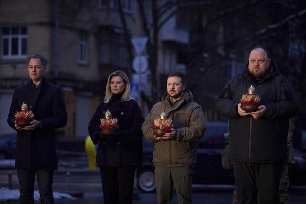 Bilder des Jahres, News 11 November News Themen der Woche KW47 November 26, 2022, Kyiv, Ukraine: Ukrainian President Volodymyr Zelenskyy, and First Lady Olena Zelenska stand for a moment of silence alongside Belgian Prime Minister Alexander De Croo, left, and Ukranian Parliament Speaker Ruslan Stefanchuk, right, in honor of the 90th anniversary of the Holodomor famine, November 26, 2022 in Kyiv, Ukraine. Kyiv Ukraine - ZUMAp138 20221126_zaa_p138_077 Copyright: xUkrainexPresidency UkrainianxPrex