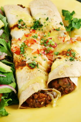 IMAGO Creative, Food, Enchiladas RECORD DATE NOT STATED Beef and red kidney bean enchiladas with cheese and salad. , 8739870.jpg, enchiladas, beef, mexican food, red kidney beans, melted cheese, cheese, salad, tortillas, parsley, avocado, tomato, letteuce, diced, chopped, low calorie, low fat, healthy, delicious, dining, tasty, yummy, culinary, herbs, garnish, freshness, natural, meal, lunch, dinner, cooked, flavorsome, nutritious, vegetables, nourishing, diet, wholesome, appetizing, flavorful, gourmet,