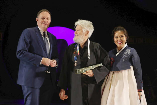 Carsten Brosda, Achim Freyer und Esther Lee bei der Verleihung des Deutschen Theaterpreises Der Faust 2022 im Düsseldorfer Schauspielhaus. Düsseldorf, 26.11.2022