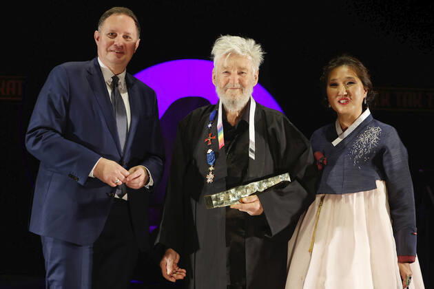 Carsten Brosda, Achim Freyer und Esther Lee bei der Verleihung des Deutschen Theaterpreises Der Faust 2022 im Düsseldorfer Schauspielhaus. Düsseldorf, 26.11.2022