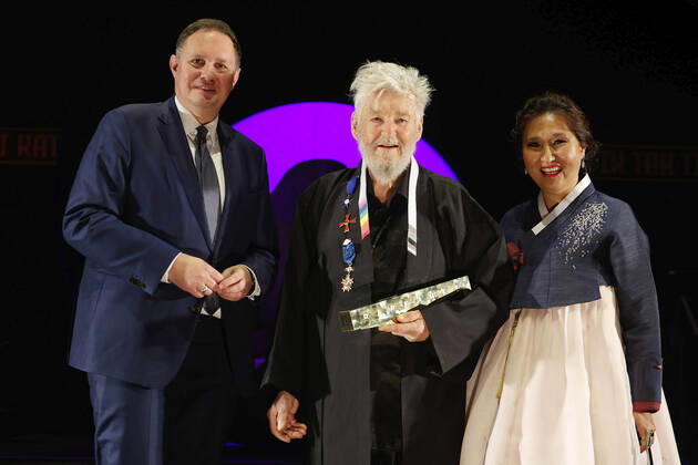 Carsten Brosda, Achim Freyer und Esther Lee bei der Verleihung des Deutschen Theaterpreises Der Faust 2022 im Düsseldorfer Schauspielhaus. Düsseldorf, 26.11.2022