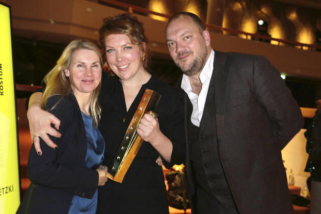 Tanja Schleiff, Lina Beckmann und Charly Hübner bei der Verleihung des Deutschen Theaterpreises Der Faust 2022 im Düsseldorfer Schauspielhaus. Düsseldorf, 26.11.2022
