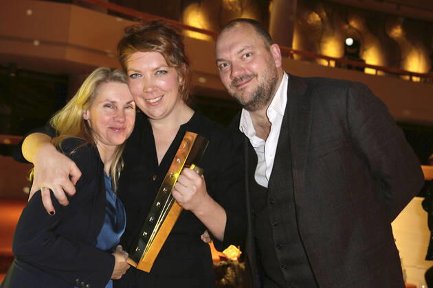 Tanja Schleiff, Lina Beckmann und Charly Hübner bei der Verleihung des Deutschen Theaterpreises Der Faust 2022 im Düsseldorfer Schauspielhaus. Düsseldorf, 26.11.2022