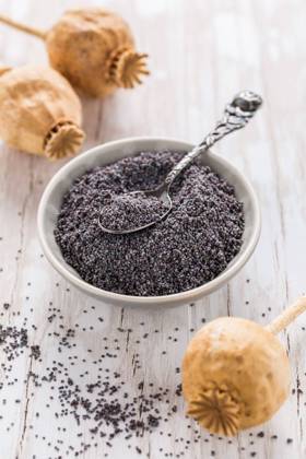 IMAGO Creative: Food, Mohn Organic poppy seeds in small bowl with poppy heads on wooden background. Baking ingredients. Organic poppy seeds in small bowl with poppy heads on wooden background. Baking ingredients. Copyright: xZoonar.com IngridxBalabanovax 15839720