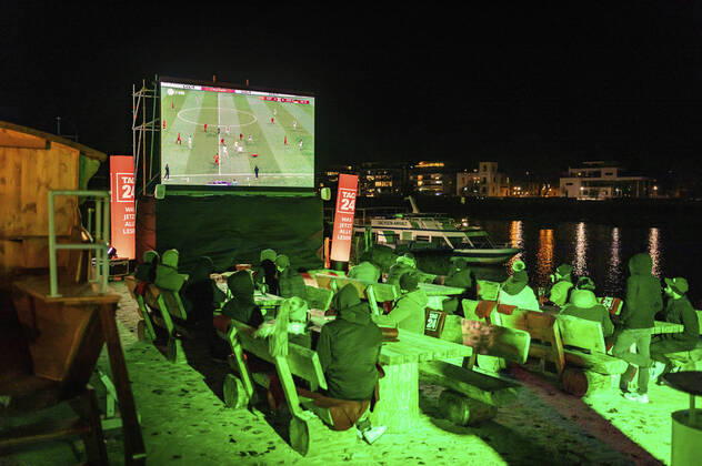 Bilder des Jahres, News 11 November News Themen der Woche KW47 News Bilder des Tages Public Viewing des Nachrichtenportals TAG24 bei der Strandbar Magdeburg. Etwa 70 Fans schauen sich bei 3 Grad Celsius und mit Glühwein die Partie Spanien gegen Deutschland (1:1) der FIFA Weltmeisterschaft 2022 in Katar an. Magdeburg, 27.11.2022