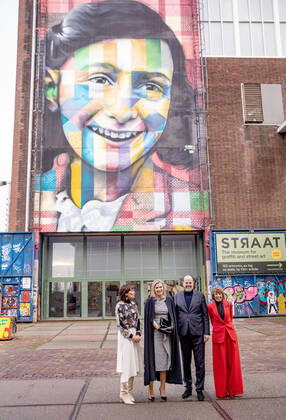 28-11-2022 Amsterdam Queen Maxima at the Prince Bernhard Cultuurfonds Prize 2022, an amount of 100,000 euros, for the Anne Frank House in the Street Museum in Amsterdam. The Cultuurfonds annually awards this oeuvre prize to a person or institution with a great track record in the field of culture or nature in the Netherlands. Mevr. Cathelijne Broers, directeur Prins Bernhard Cultuurfonds Mevr. Pauline Meurs, voorzitter Prins Bernhard Cultuurfonds Dhr. Ronald Leopold, algemeen directeur Anne Frank Stichting Â  Copyright: xPPEx