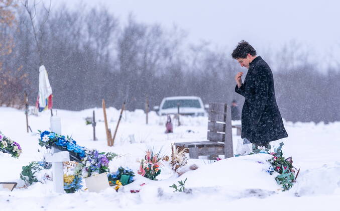 Bilder des Jahres, News 11 November News Themen der Woche KW48 News Bilder des Tages November 28, 2022, James Smith Cree Nation, SK, Canada: Prime Minister Justin Trudeau gestures in front of a grave of one of the victims of the mass stabbing incident at James Smith Cree Nation, Sask., on Monday, November 28, 2022. James Smith Cree Nation Canada  - ZUMAc35_ 20221128_zaf_c35_061 Copyright: xHeywoodxYux