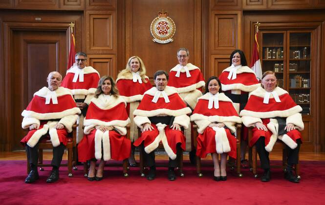 Bilder des Jahres, News 11 November News Themen der Woche KW48 News Bilder des Tages November 28, 2022, Ottawa, ON, Canada: Justice Michelle O Bonsawin, top right, takes part in a group photo with Judges Mahmud Jamal, back row left to right, Sheilah L. Martin, Nicholas Kasirer, and Russell Brown, bottom row left to right, Andromache Karakatsanis, Richard Wagner, Suzanne Cote, and Malcolm Rowe prior to her welcoming ceremony at the Supreme Court of Canada in Ottawa, on Monday, Nov. 28, 2022. O Bonsawin is the first Indigenous judge to be appointed to the Supreme Court of Canada. Ottawa Canada - ZUMAc35_ 20221128_zaf_c35_076 Copyright: xSeanxKilpatrickx