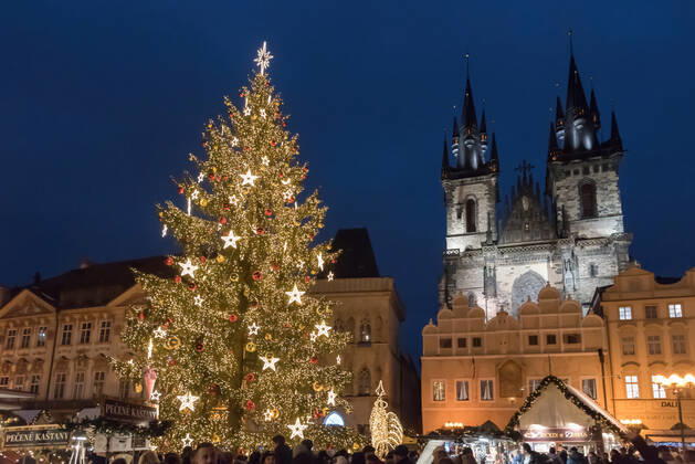 November 28, 2022, Prague, Czech Republic: Illuminated Christmas tree as seen on the traditional Christmas market at Old town Square in Prague. Prague Czech Republic - ZUMAs197 20221128_zaa_s197_280 Copyright: xTomasxTkacikx