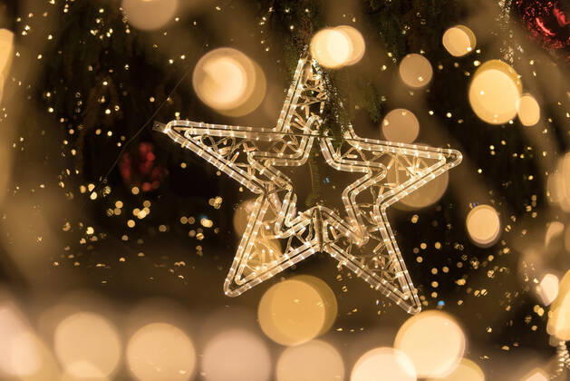 November 28, 2022, Prague, Czech Republic: Illuminated Christmas star as seen on Christmas tree on the traditional Christmas market at Old town Square in Prague. Prague Czech Republic - ZUMAs197 20221128_zaa_s197_281 Copyright: xTomasxTkacikx