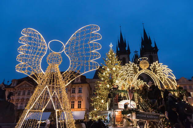 November 28, 2022, Prague, Czech Republic: Illuminated Christmas tree and Angel decoration as seen on the traditional Christmas market at Old town Square in Prague. Prague Czech Republic - ZUMAs197 20221128_zaa_s197_279 Copyright: xTomasxTkacikx