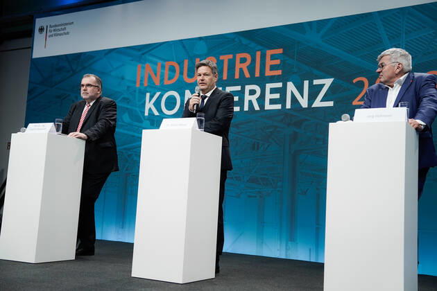 Industriekonferenz 2022 in Berlin Aktuell, 29.11.2022, Berlin, Dr. Robert Habeck, Bundesminister fuer Wirtschaft und Klimaschutz, Prof. Dr. Siegfried Russwurm, Praesident BDI und Joerg Hofmann, Erster Vorsitzender der IG Metall gemeinsam auf der Pressekonferenz im Rahmen der Eroeffnung der Industriekonferenz 2022 im EUREF-Campus in Berlin. Bei der Industriekonferenz 2022 diskutieren Spitzenvertreterinnen und -vertretern aus Industrie, Wirtschaftsverbaenden, Gewerkschaften, Wissenschaftseinrichtungen, Politik und Botschaften ueber aktuelle industriepolitische Herausforderungen und Entwicklungen. Berlin Berlin