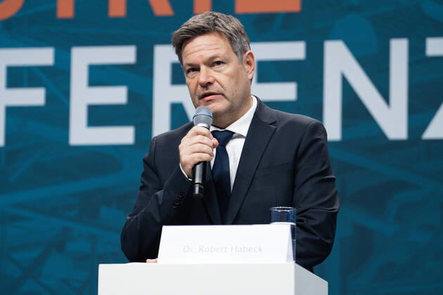 Industriekonferenz 2022 in Berlin Aktuell, 29.11.2022, Berlin, Dr. Robert Habeck, Bundesminister fuer Wirtschaft und Klimaschutz im Portrait auf der Pressekonferenz im Rahmen der Eroeffnung der Industriekonferenz 2022 im EUREF-Campus in Berlin. Bei der Industriekonferenz 2022 diskutieren Spitzenvertreterinnen und -vertretern aus Industrie, Wirtschaftsverbaenden, Gewerkschaften, Wissenschaftseinrichtungen, Politik und Botschaften ueber aktuelle industriepolitische Herausforderungen und Entwicklungen. Berlin Berlin