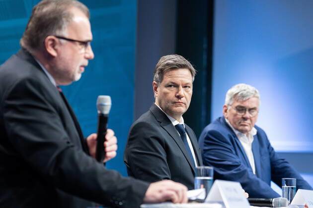 Industriekonferenz 2022 in Berlin Aktuell, 29.11.2022, Berlin, Dr. Robert Habeck, Bundesminister fuer Wirtschaft und Klimaschutz, Prof. Dr. Siegfried Russwurm, Praesident BDI und Joerg Hofmann, Erster Vorsitzender der IG Metall gemeinsam auf der Pressekonferenz im Rahmen der Eroeffnung der Industriekonferenz 2022 im EUREF-Campus in Berlin. Bei der Industriekonferenz 2022 diskutieren Spitzenvertreterinnen und -vertretern aus Industrie, Wirtschaftsverbaenden, Gewerkschaften, Wissenschaftseinrichtungen, Politik und Botschaften ueber aktuelle industriepolitische Herausforderungen und Entwicklungen. Berlin Berlin