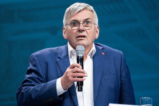 Industriekonferenz 2022 in Berlin Aktuell, 29.11.2022, Berlin, Joerg Hofmann, Erster Vorsitzender der IG Metall im Portrait auf der Pressekonferenz im Rahmen der Eroeffnung der Industriekonferenz 2022 im EUREF-Campus in Berlin. Bei der Industriekonferenz 2022 diskutieren Spitzenvertreterinnen und -vertretern aus Industrie, Wirtschaftsverbaenden, Gewerkschaften, Wissenschaftseinrichtungen, Politik und Botschaften ueber aktuelle industriepolitische Herausforderungen und Entwicklungen. Berlin Berlin