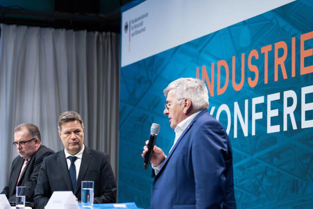 Industriekonferenz 2022 in Berlin Aktuell, 29.11.2022, Berlin, Dr. Robert Habeck, Bundesminister fuer Wirtschaft und Klimaschutz, Prof. Dr. Siegfried Russwurm, Praesident BDI und Joerg Hofmann, Erster Vorsitzender der IG Metall gemeinsam auf der Pressekonferenz im Rahmen der Eroeffnung der Industriekonferenz 2022 im EUREF-Campus in Berlin. Bei der Industriekonferenz 2022 diskutieren Spitzenvertreterinnen und -vertretern aus Industrie, Wirtschaftsverbaenden, Gewerkschaften, Wissenschaftseinrichtungen, Politik und Botschaften ueber aktuelle industriepolitische Herausforderungen und Entwicklungen. Berlin Berlin