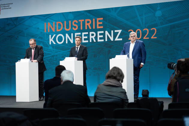 Industriekonferenz 2022 in Berlin Aktuell, 29.11.2022, Berlin, Dr. Robert Habeck, Bundesminister fuer Wirtschaft und Klimaschutz, Prof. Dr. Siegfried Russwurm, Praesident BDI und Joerg Hofmann, Erster Vorsitzender der IG Metall gemeinsam auf der Pressekonferenz im Rahmen der Eroeffnung der Industriekonferenz 2022 im EUREF-Campus in Berlin. Bei der Industriekonferenz 2022 diskutieren Spitzenvertreterinnen und -vertretern aus Industrie, Wirtschaftsverbaenden, Gewerkschaften, Wissenschaftseinrichtungen, Politik und Botschaften ueber aktuelle industriepolitische Herausforderungen und Entwicklungen. Berlin Berlin