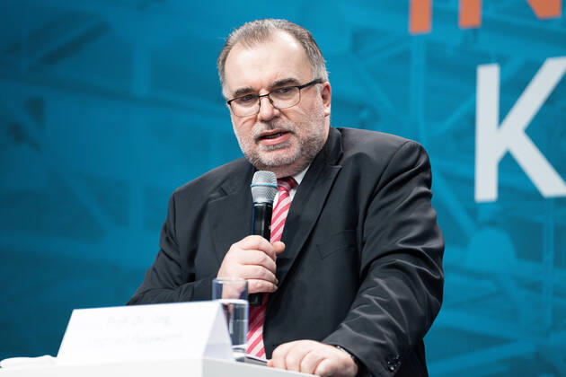 Industriekonferenz 2022 in Berlin Aktuell, 29.11.2022, Berlin, Prof. Dr. Siegfried Russwurm, Praesident BDI im Portrait auf der Pressekonferenz im Rahmen der Eroeffnung der Industriekonferenz 2022 im EUREF-Campus in Berlin. Bei der Industriekonferenz 2022 diskutieren Spitzenvertreterinnen und -vertretern aus Industrie, Wirtschaftsverbaenden, Gewerkschaften, Wissenschaftseinrichtungen, Politik und Botschaften ueber aktuelle industriepolitische Herausforderungen und Entwicklungen. Berlin Berlin