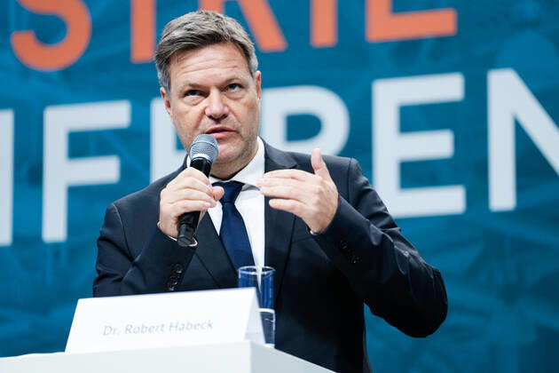 Industriekonferenz 2022 in Berlin Aktuell, 29.11.2022, Berlin, Dr. Robert Habeck, Bundesminister fuer Wirtschaft und Klimaschutz im Portrait auf der Pressekonferenz im Rahmen der Eroeffnung der Industriekonferenz 2022 im EUREF-Campus in Berlin. Bei der Industriekonferenz 2022 diskutieren Spitzenvertreterinnen und -vertretern aus Industrie, Wirtschaftsverbaenden, Gewerkschaften, Wissenschaftseinrichtungen, Politik und Botschaften ueber aktuelle industriepolitische Herausforderungen und Entwicklungen. Berlin Berlin